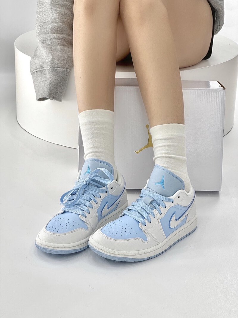 Store Jordan 1 Low Reverse Ice Blue, Size Women's 8.5